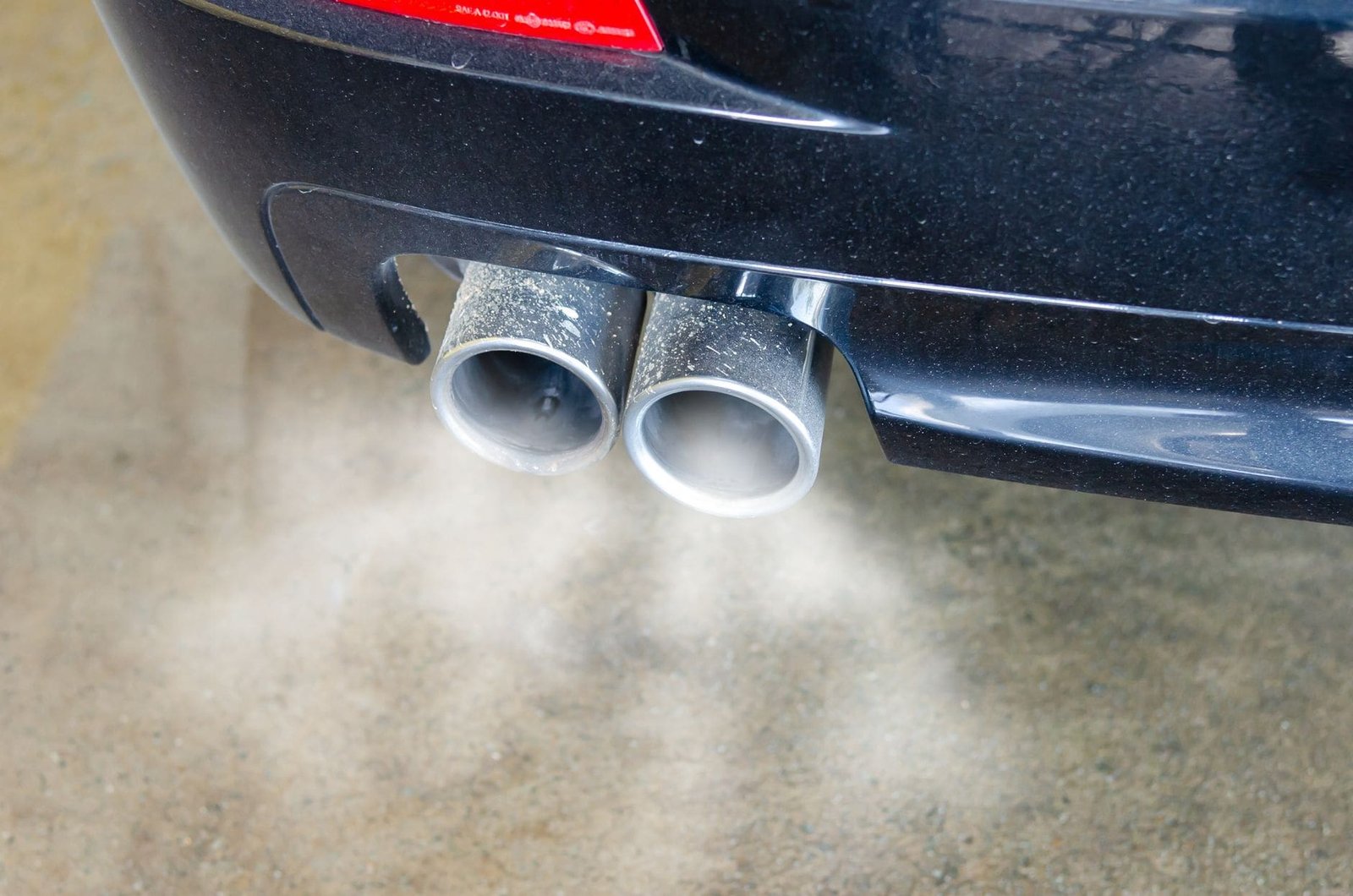 Diesel vehicle exhaust and SCR system — the downstream NOx sensor monitors the catalyst output